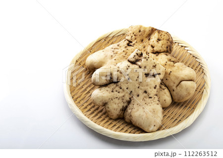 白バックの盆ざるに盛ったやまといも 112263512