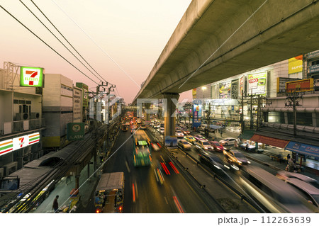 タイ・バンコク郊外 夕刻時の幹線道路 / Samut prakarn, Thailand タイ・バンコク郊外 夕刻時の幹線道路 / Samut prakarn, Thailand 112263639