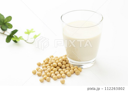 白背景に豆乳 112263802