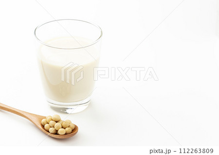 白背景に豆乳 白背景に豆乳 112263809