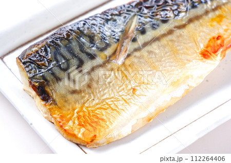 よく脂がのって美味しそうなサバの塩焼き 112264406