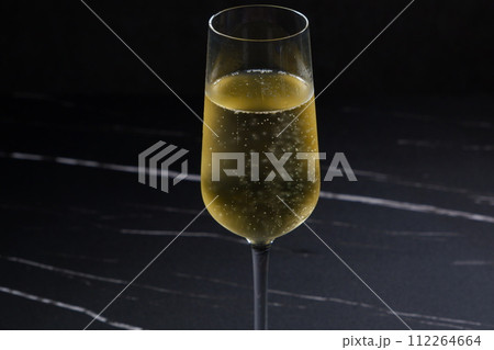 よく冷えたシャンパン（スパークリングワイン） 112264664