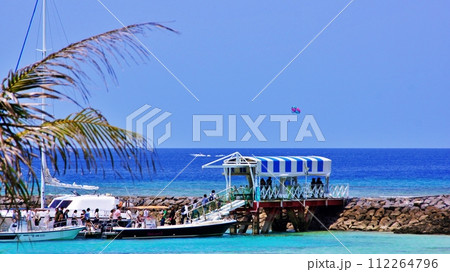 沖縄県 海中公園　マリンレジャー グラス底ボート乗り場 112264796