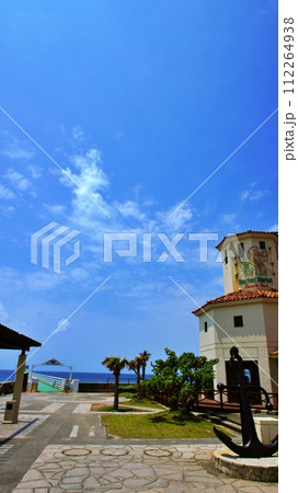 沖縄県 海中公園 シーフードマーケット「ランブルフィッシュ」と海中展望塔の風景 112264938