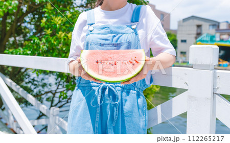 夏の日の思い出：スイカと女性 112265217
