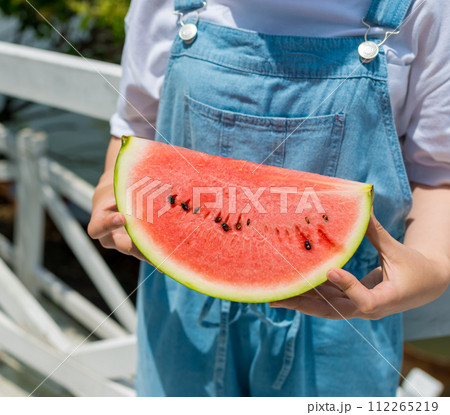 夏の日の思い出：スイカと女性 112265219