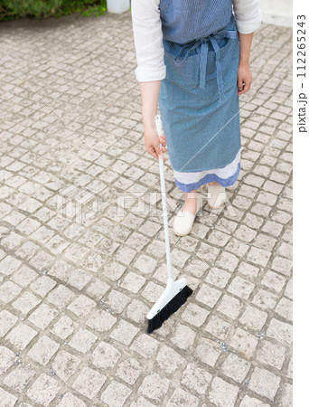 掃除をする女性 112265243