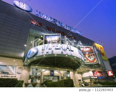 タイ・バンコク郊外のショッピングモール入口 / Samut Prakan, Thailand タイ・バンコク郊外のショッピングモール入口 / Samut Prakan, Thailand 112265403