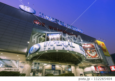 タイ・バンコク郊外のショッピングモール入口 / Samut Prakan, Thailand 112265404
