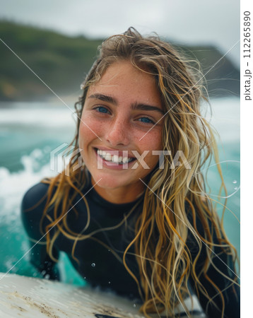 Woman athlete with surfboard among the waves on...のイラスト素材 [112265890