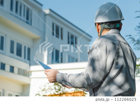 建築関連の業者が仕事をしているシーン 建築関連の業者が仕事をしているシーン 112266025