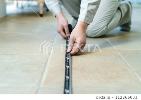 建築関連の業者が仕事をしているシーン 112266033