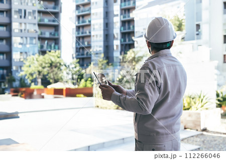 建築関連の業者が仕事をしているシーン 112266046