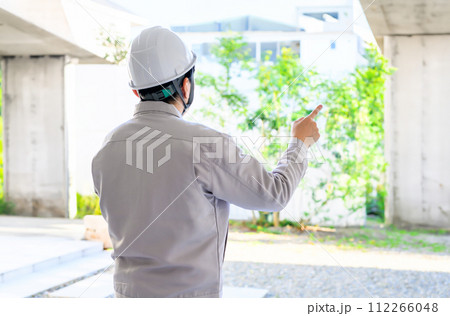 建築関連の業者が仕事をしているシーン 112266048