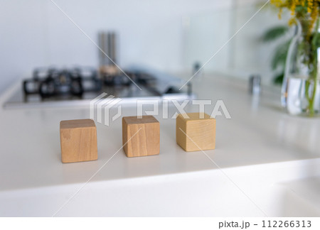 キッチンに置かれた木製の積み木 キッチンに置かれた木製の積み木 112266313
