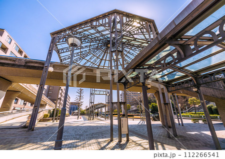 日本の横浜都市景観 横浜市営地下鉄 中川駅(副名称・東京都市大横浜キャンパス前)前などを望む 112266541