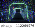 ライトアップされた夜のイルミネーション 112269576