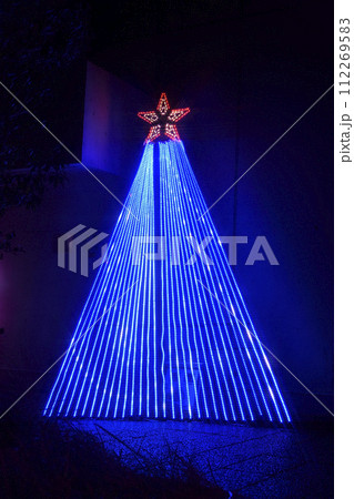 ライトアップされた夜のイルミネーション 112269583