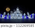 ライトアップされた夜のイルミネーション 112269585