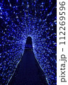 ライトアップされた夜のイルミネーション 112269596