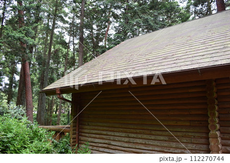 森林内に建つログハウス 森林内に建つログハウス 112270744