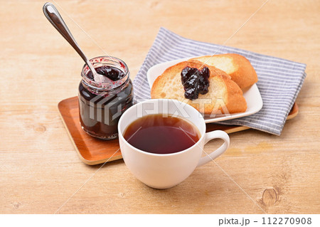 朝食イメージ、コーヒー、パン、ブルーベリージャム。 朝食イメージ、コーヒー、パン、ブルーベリージャム。 112270908