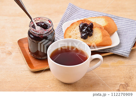 朝食イメージ、コーヒー、パン、ブルーベリージャム。 朝食イメージ、コーヒー、パン、ブルーベリージャム。 112270909