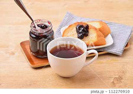 朝食イメージ、コーヒー、パン、ブルーベリージャム。 朝食イメージ、コーヒー、パン、ブルーベリージャム。 112270910