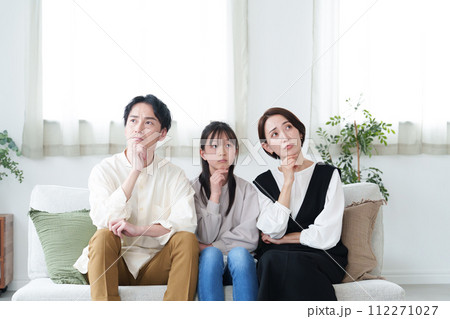 考え事をする家族 親子 考え事をする家族 親子 112271027