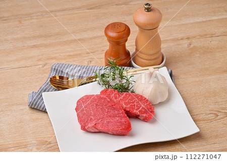 注)未加熱未調理の生肉です。ステーキ肉、牛モモ肉ステーキ用、精肉、高級肉。 注)未加熱未調理の生肉です。ステーキ肉、牛モモ肉ステーキ用、精肉、高級肉。 112271047