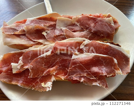 スペインのカフェでお馴染みの生ハムトースト 112271346