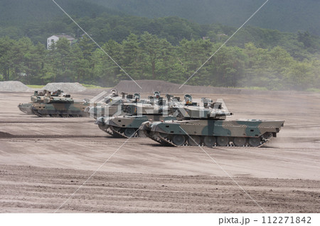 走行する陸上自衛隊90式戦車と10式戦車 112271842