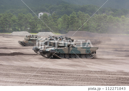 走行する陸上自衛隊90式戦車と10式戦車 112271843