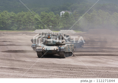 走行する陸上自衛隊90式戦車と10式戦車 112271844