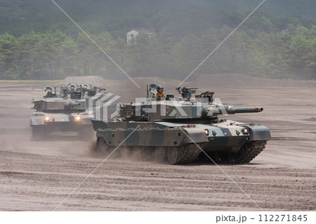 陸上自衛隊90式戦車の隊列 112271845