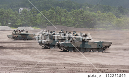 走行する陸上自衛隊90式戦車と10式戦車 112271846
