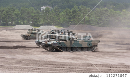 走行する陸上自衛隊90式戦車と10式戦車 112271847