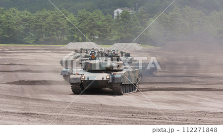 走行する陸上自衛隊90式戦車と10式戦車 走行する陸上自衛隊90式戦車と10式戦車 112271848