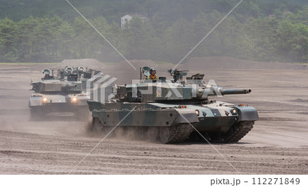 陸上自衛隊90式戦車の隊列 112271849
