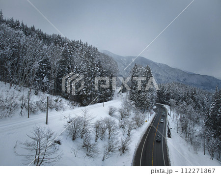 雪景色の佐野坂峠　長野県白馬村（ドローンによる空撮） 112271867