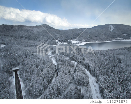 佐野坂峠から見る青木湖の冬景色 長野県白馬村(ドローンによる空撮) 佐野坂峠から見る青木湖の冬景色 長野県白馬村(ドローンによる空撮) 112271872