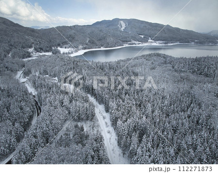 佐野坂峠から見る青木湖の冬景色 長野県白馬村(ドローンによる空撮) 佐野坂峠から見る青木湖の冬景色 長野県白馬村(ドローンによる空撮) 112271873