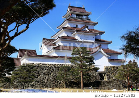 冬の蒼空を背に凛々しく建つ… 会津若松・鶴ヶ城 冬の蒼空を背に凛々しく建つ… 会津若松・鶴ヶ城 112271882