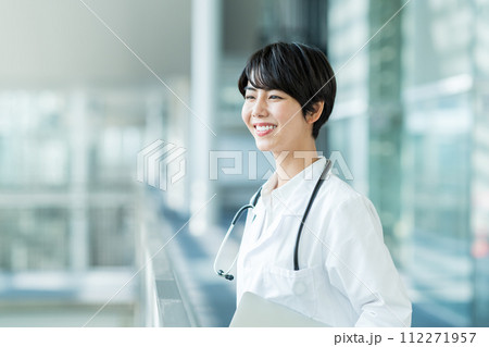 医療従事者の女性。 医療従事者の女性。 112271957
