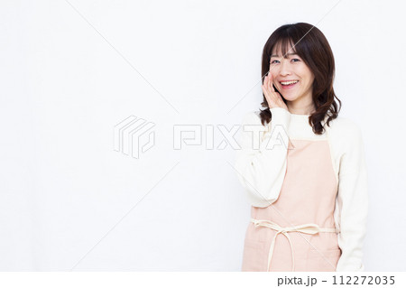 笑顔で呼びかけている主婦 112272035