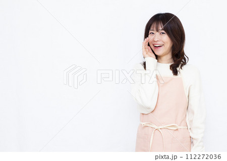笑顔で呼びかけている主婦 112272036
