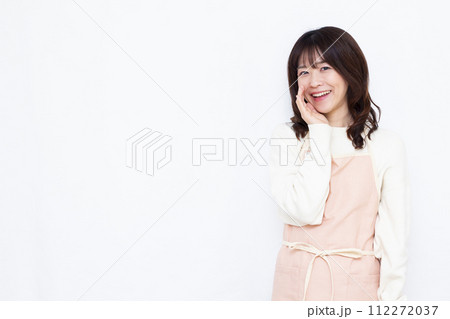 笑顔で呼びかけている主婦 笑顔で呼びかけている主婦 112272037