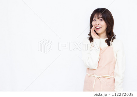 笑顔で呼びかけている主婦 笑顔で呼びかけている主婦 112272038