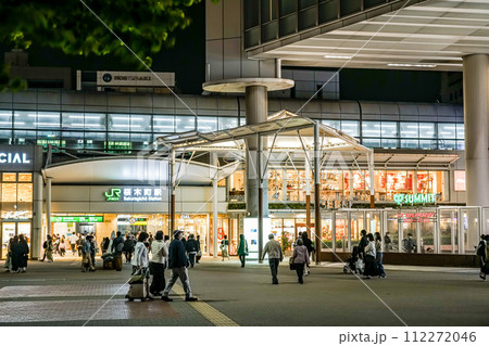 【神奈川県】夜の桜木町駅前 112272046