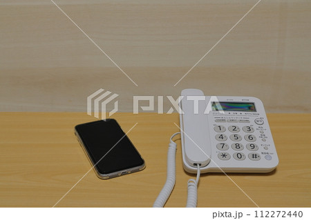 固定電話とスマホ 固定電話とスマホ 112272440